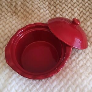 SAVINIO DESIGNS Red Round Stoneware with Lid Inside Dish measures 4 1/2" x 2"
